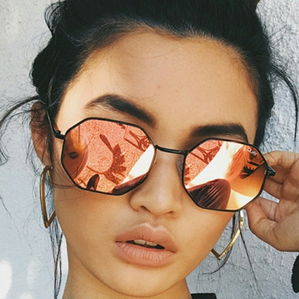 Quay "On a Dime" black & pink mirrored sunglasses